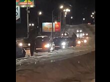 10 машин попали в огромную яму на дороге в Костроме