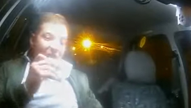 "Проглотить не забудь!": пьяный водитель пытался съесть свои права. Видео