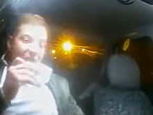 "Проглотить не забудь!": пьяный водитель пытался съесть свои права. Видео