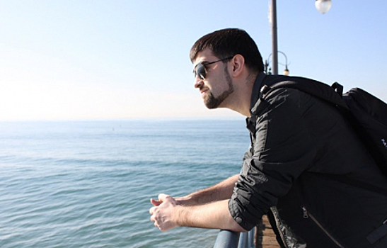 Марк Авербух представил свою версию басни «Стрекоза и муравей» с Лилом в главной роли