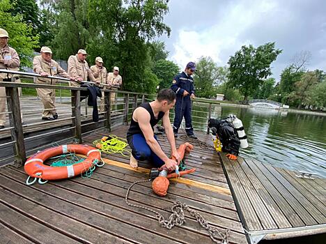 В парке Горького прошла тренировка водных спасателей
