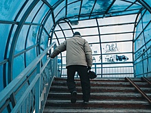 Надземный пешеходный переход у Стрелы закрыли на ремонт