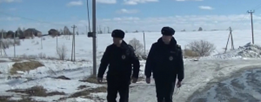 В Кемеровской области полицейские патрульно-постовой службы полиции помогли ребенку, который упал с дерева и повредил ногу