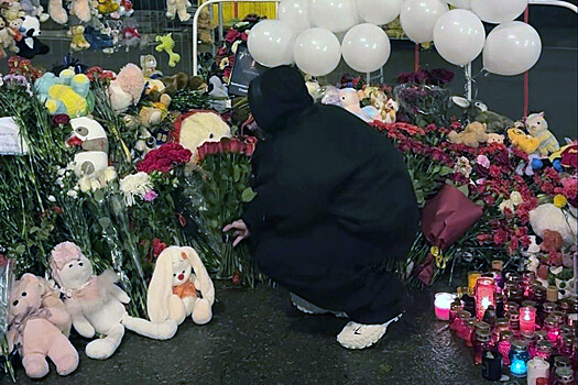 Егор Крид возложил цветы у «Крокуса» после теракта