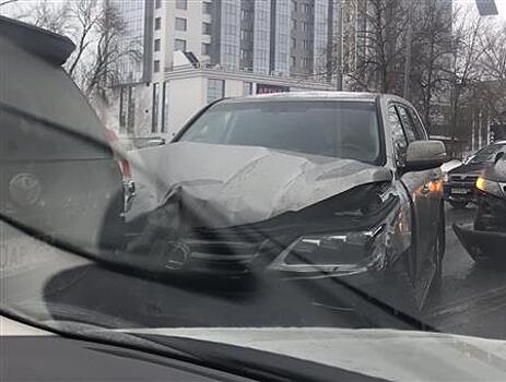 ДТП с участием Toyota Land Cruiser и Lexus осложнило движение на ул. Ново-Садовой