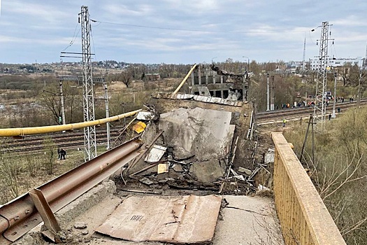 Упавший под Смоленском мост перекрыл железную дорогу и повредил газопровод
