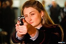 Фото — огонь: лучшие в Новосибирске девушки-полицейские с оружием в руках