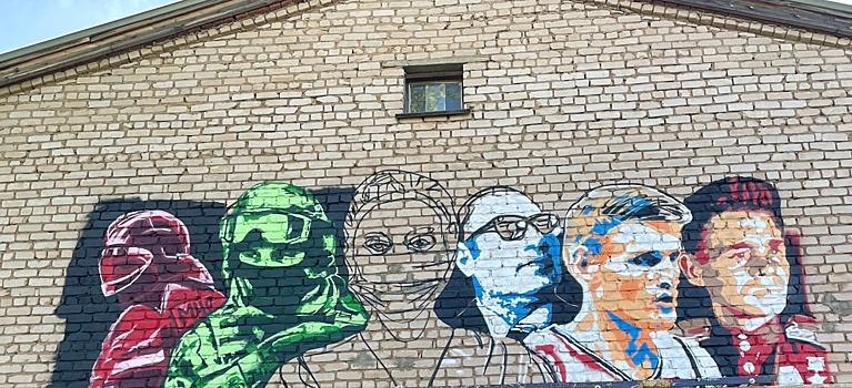 Художники создают мурал на стене Дебёсского центра культурного развития