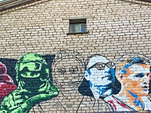 Художники создают мурал на стене Дебёсского центра культурного развития