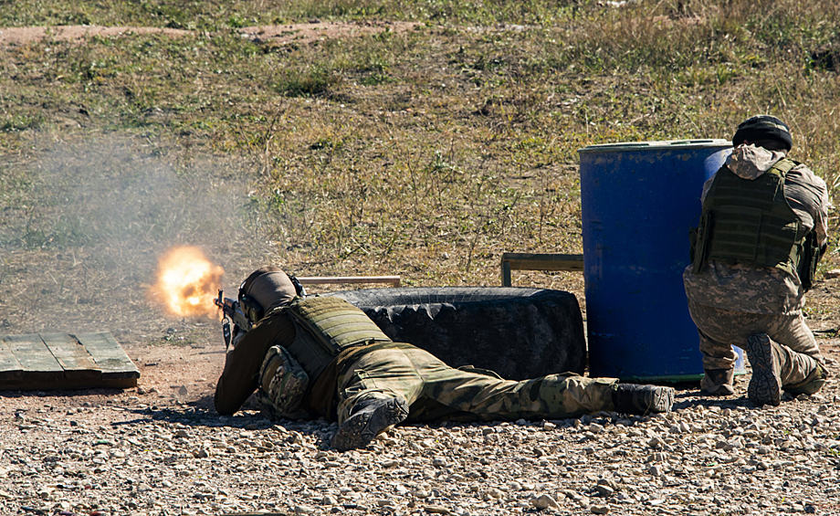 Военнослужащие на стрельбище во время военной подготовки и боевого слаживания подразделений перед отправкой на фронт на одном из полигонов РФ