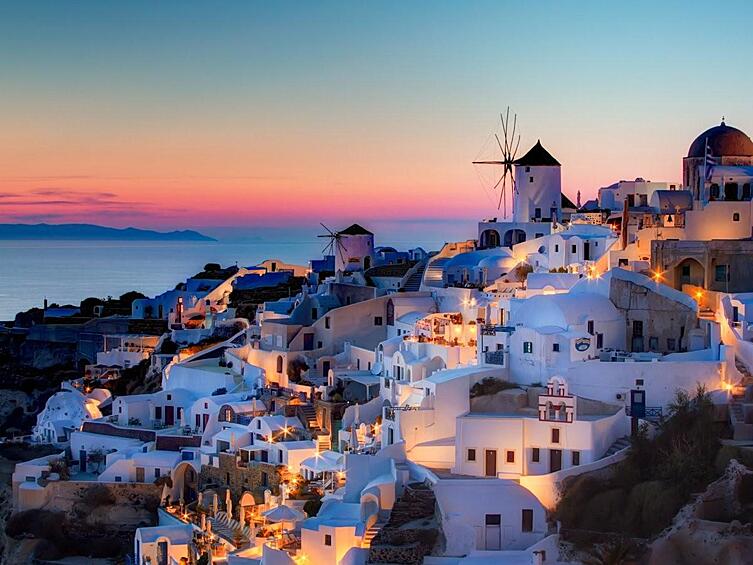 Полюбуйтесь закатом над Средиземным морем на Санторини, одном из самых красивых греческих островов.