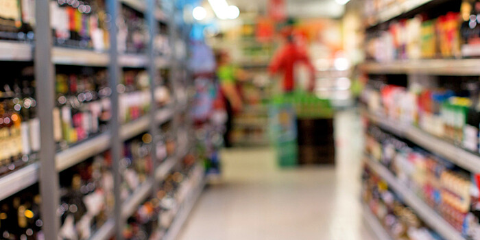 Супермаркеты в России начнут отдавать нуждающимся продукты с истекающим сроком годности