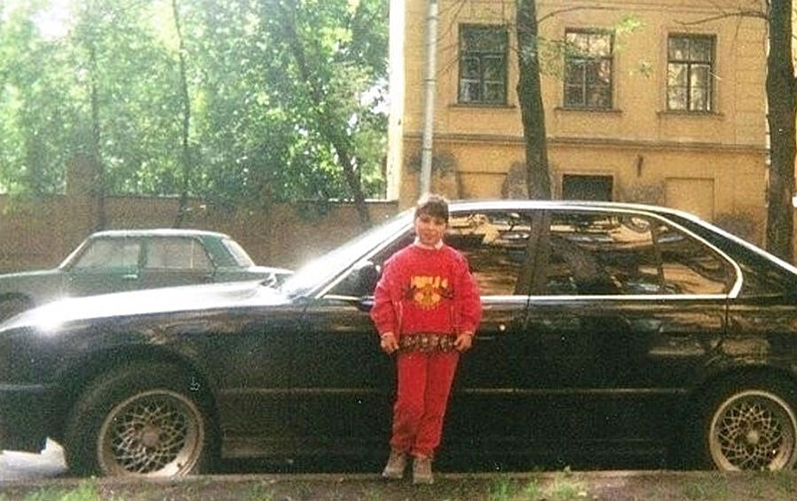 5. Кто из нас не участвовал в подобной фотосессии? Машина часто была чужой, но обязательно иномаркой.   