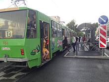 Пожалели места: на проспекте Ленина пассажирам приходится спрыгивать с трамвая
