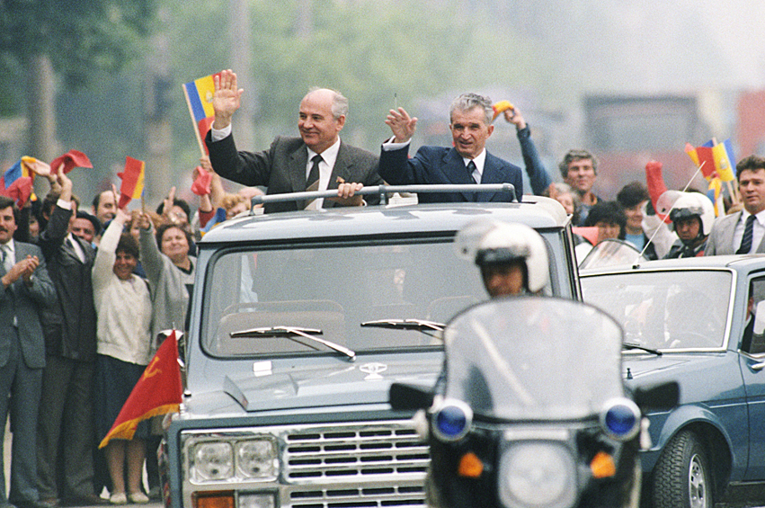 Румыния. Бухарест. Генеральный секретарь ЦК КПСС Михаил Горбачев (слева) и Президент Румынии Николае Чаушеску во время проезда по городу, 1987 год