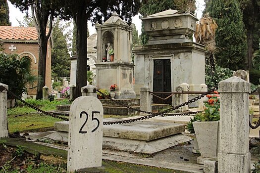 Наркоторговец хранил 110 тысяч доз кокаина на кладбище в Риме