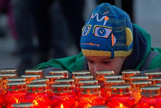 Память о блокаде в Петербурге почтили тысячами зажженных на Невском свечей