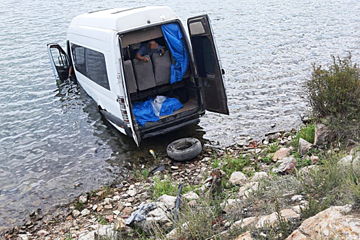 Автобус с 17 пассажирами скатился с откоса в озеро Байкал