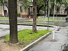 На улице Маршала Соколовского снесли парковочные столбики