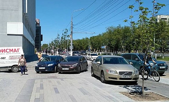 Волгоградские автомобилисты штурмуют велодороги в центре города