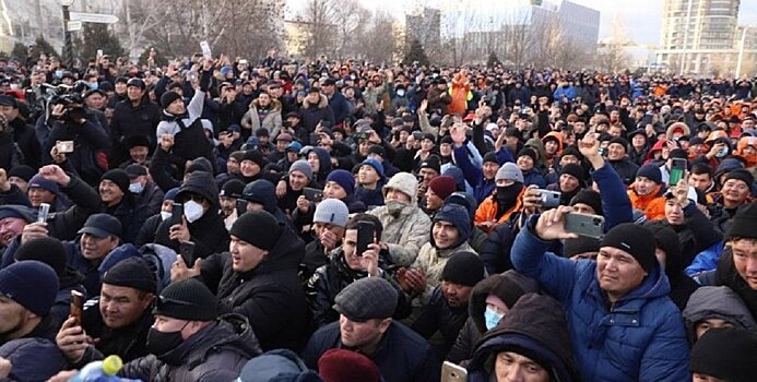 Политолог Семён Багдасаров увидел признаки цветной революции в Казахстане