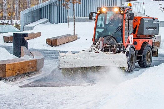 Столичные коммунальщики продолжают активно вывозить снег с городских территорий
