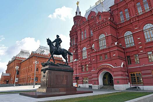 Две женщины написали название украинской разведки на памятнике у Кремля. Их могли обмануть телефонные мошенники