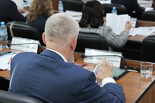 Скандальный депутат лишился мандата после оскорбления председателя гордумы Урая