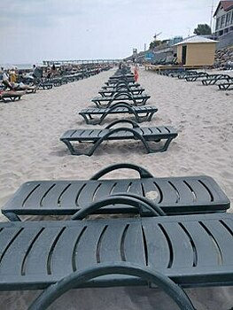 «Оккупировали берег»: отдыхающие пожаловались на лежаки, которыми заставили пляж Зеленоградска