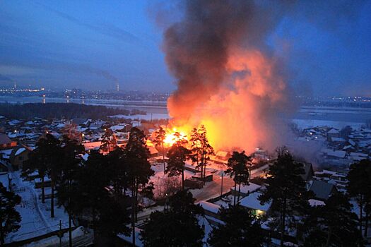 Возле Заельцовского парка вспыхнули два дома: приехала скорая