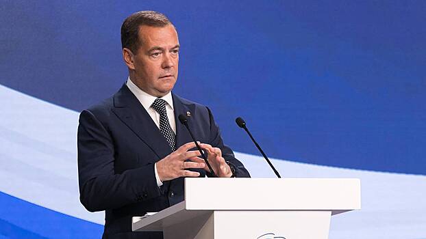 Медведев призвал совершенствовать целевое обучение ученых из-за технологической блокады