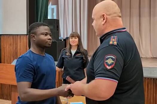 Получившему ранение на СВО военнослужащему из Африки вручили паспорт гражданина России