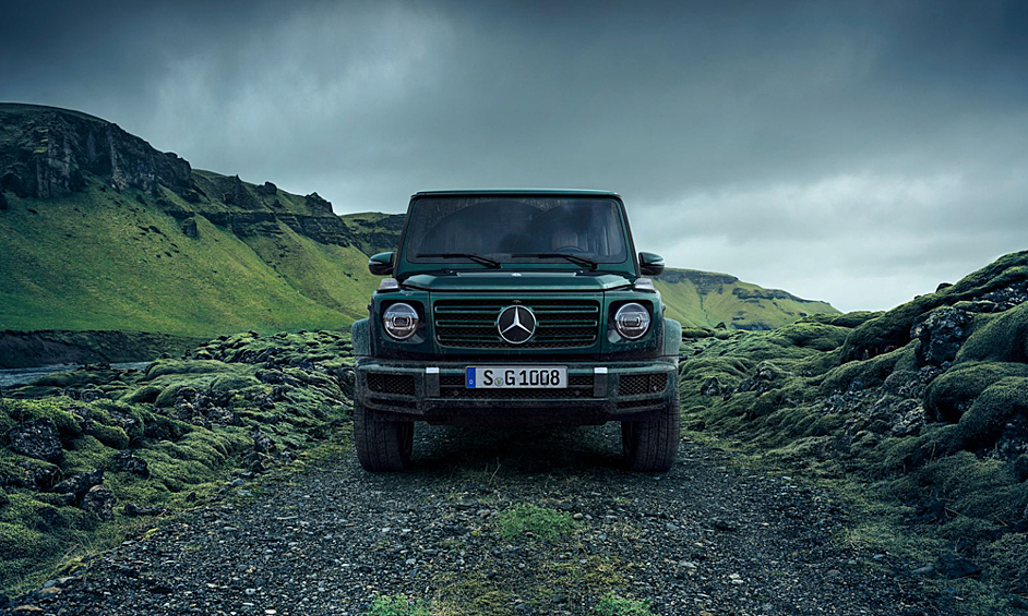 В последний раз Mercedes G-Class обновлялся в 2018 году, но до сих пор остается одним из самых удобных и надежных внедорожников на рынке. Автомобиль тогда получил новую приборную панель, 12,3-дюймовый экран мультимедийной системы и руль с сенсорными элементами.  С тех пор вышло множество комплектаций автомобиля. Цена на самый дешевый Mercedes G-Class у  московских дилеров начинается от 29 млн рублей за модель с бензиновым двигателем M177DE40AL объемом 4  литра с двойным турбонаддувом
