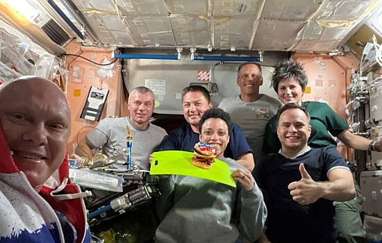 Космонавты подарили астронавту NASA космический букет