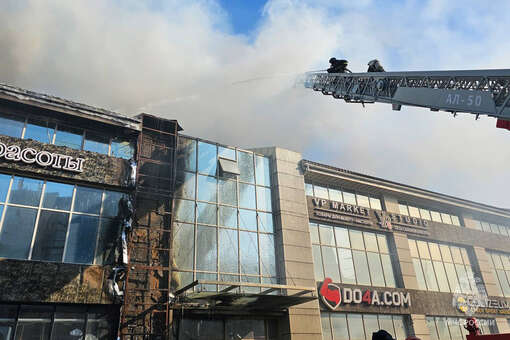 Во Владивостоке локализовали пожар в здании торгового центра