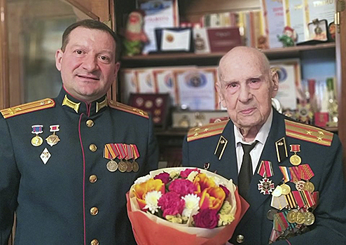 Офицеры Академии Генштаба вручили персональные поздравления и подарки ветеранам войны