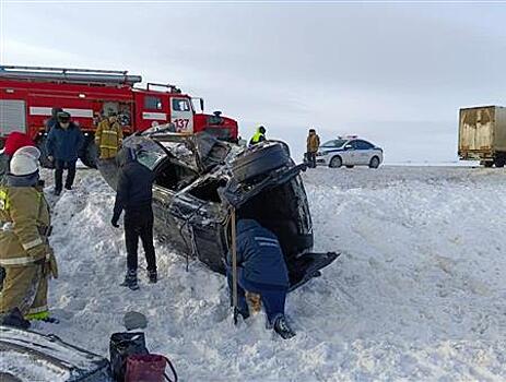 На трассе под Самарой пострадал пассажир опрокинувшейся легковушки