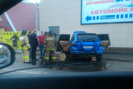 В Челябинске сгорел автомобиль премиум-класса из Санкт-Петербурга