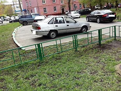 Во дворе на Дмитровке отремонтировали ограждение газона