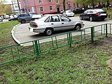Во дворе на Дмитровке отремонтировали ограждение газона