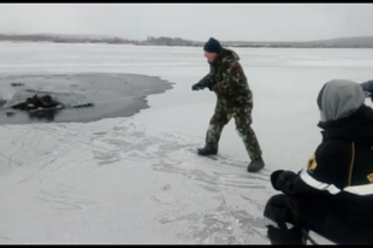 В Ангарском районе рыбаки спасли провалившегося под лёд мужчину