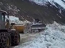 Лавина накрыла бульдозер с рабочими на горной дороге в Киргизии. Видео