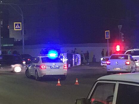 В Волгограде Kia опрокинула полицейский автомобиль