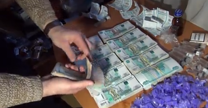 Миллионы рублей, драгоценные камни и квартиры. В Симферополе 8 лет тюрьмы дали наркоторговке