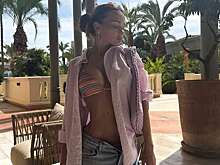 Блогерша Валя Карнавал снялась в лифе бикини и рваных шортах