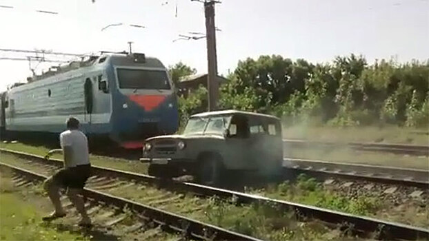 На Кубани водитель застрявшего на рельсах "УАЗа" выпрыгнул за секунды до столкновения