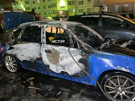 В Новосибирске двое неизвестных подожгли седан Subaru Legacy