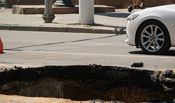 В центре Волгограда провалился асфальт на улице Комсомольской