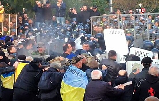 У стен Верховной Рады начались столкновения с полицией