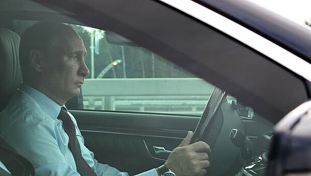 Песков раскрыл, как часто и где Путин водит автомобили